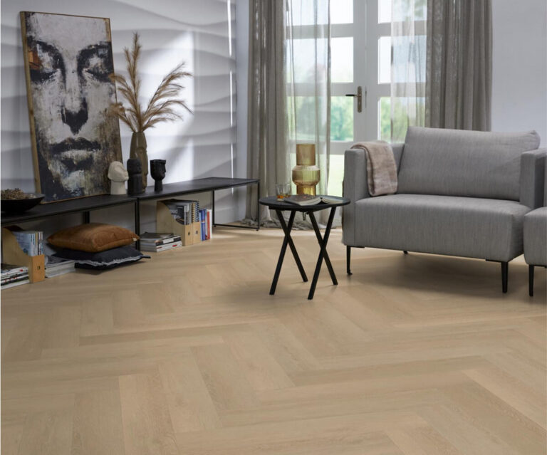 Lichte eiken visgraatvloer in een moderne woonkamer